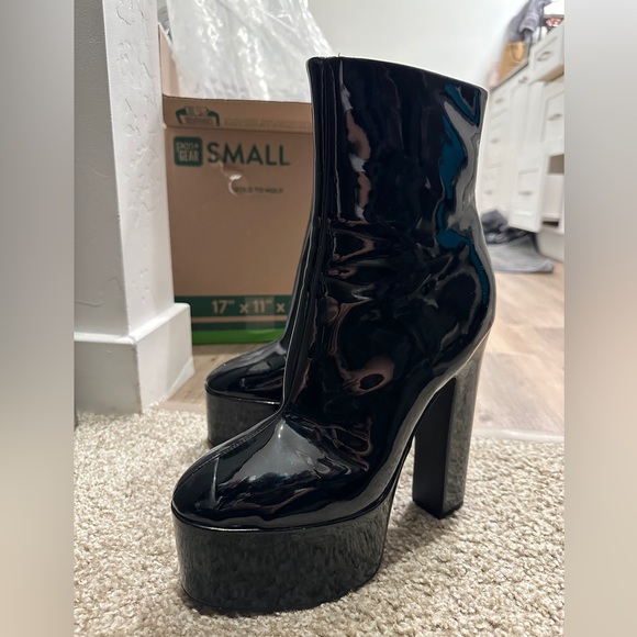 STEVE MADDEN "PASSION" patent leather boots
Size 10 only worn once! - Picture 1 of 7